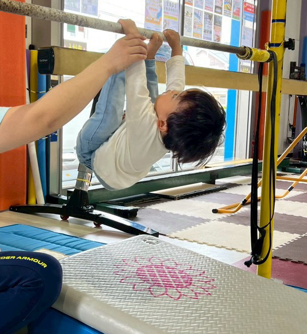 鉄棒の練習中サク