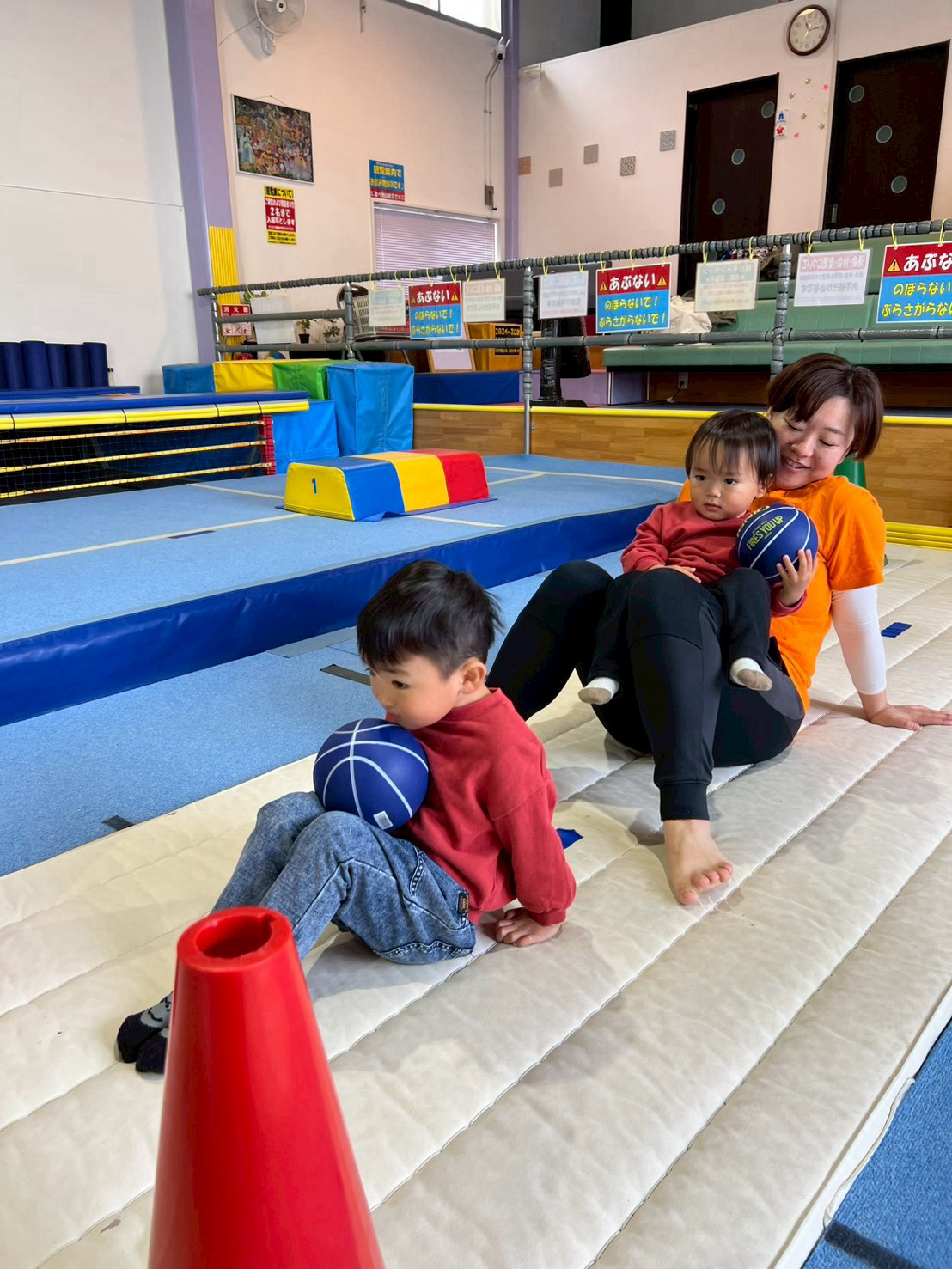 ベビークラスマット運動のボートやっている様子