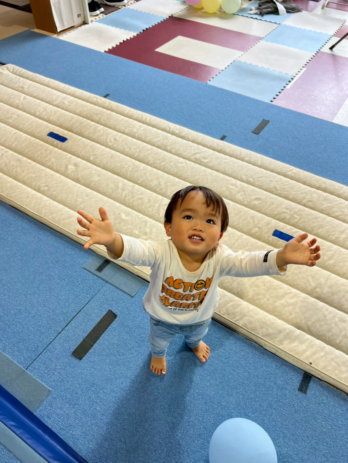 風船であそぶサク