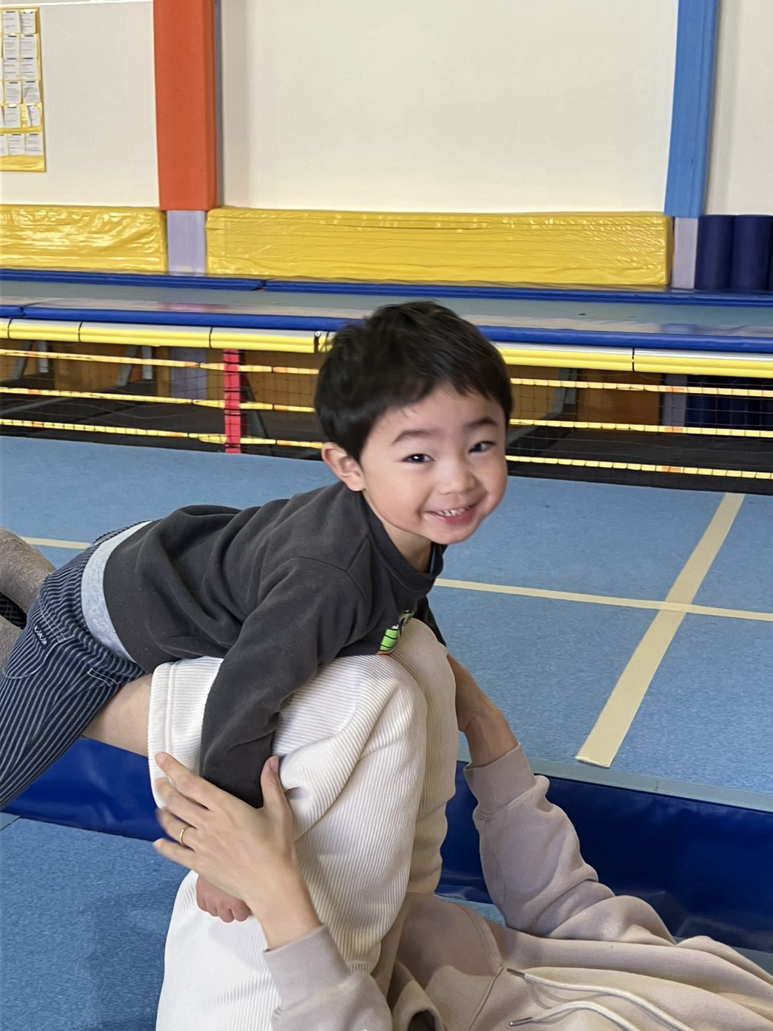 親子体操で飛行機してるみつき